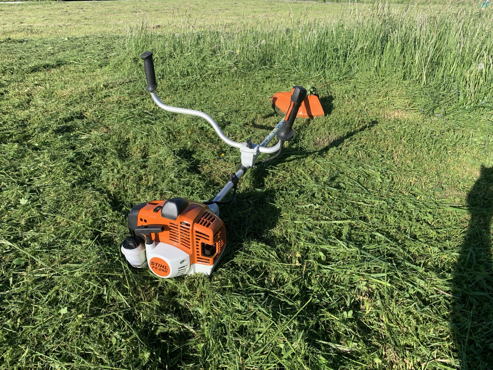 Profesionálny krovinorez STIHL na čerstvo pokosenej lúke